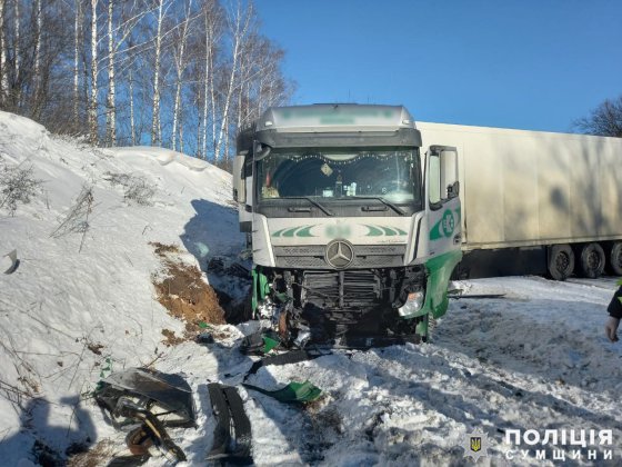 Біля Кролевця сталася смертельна ДТП: вантажівка зіткнулась із ВАЗом