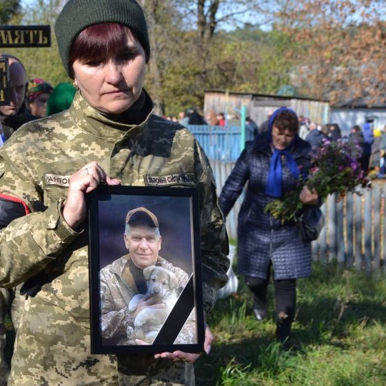 Сьогодні, 15 жовтня, у громаді поховали загиблого на російсько-українській війні Володимира Євгеновича СИДОРЕНКА.