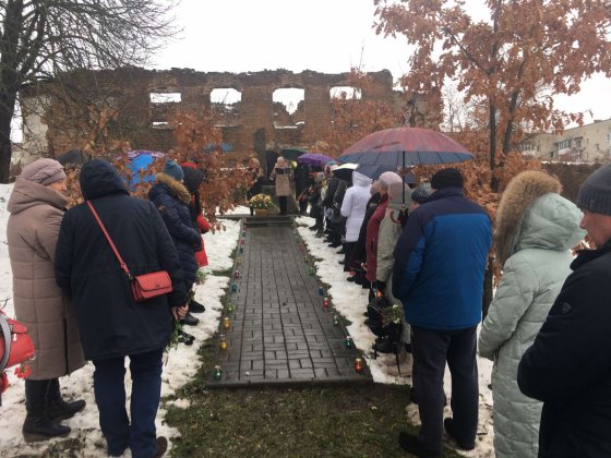 У Глухові вшанували мільйони невинних жертв Голодоморів, поклавши колоски і квіти до пам’ятного знаку