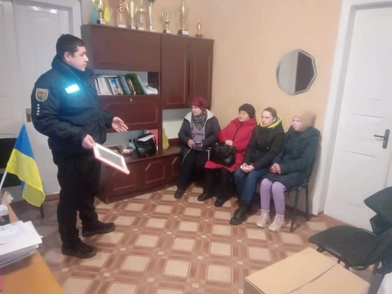 На Глухівщині поліцейський офіцер громади провів зустріч із школярами, педагогами та представниками старостату