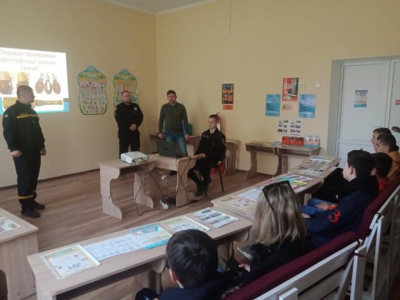 На Глухівщині ювенальні поліцейські провели заняття для школярів